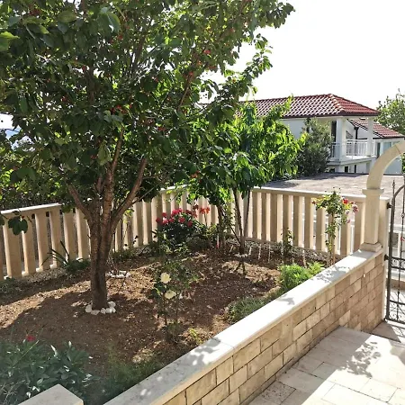 Apartman Ruza 30m From The Baska Voda