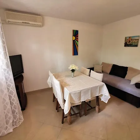 Apartman Ruza 30m From The Baska Voda